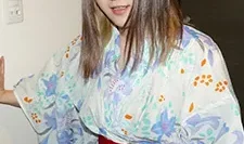 一个淫荡的浴衣女孩在门口给我口交。西真奈美