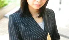 一位才华横溢的房地产女士，可以立即签署 Chintai 房产的合同。樱井由里