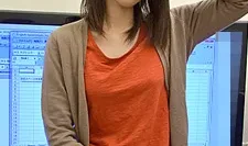 一位美丽的电脑教练不知道如何设置，他感到内疚，甚至让我射在她体内。五十岚里美