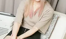 与自愿进行深喉深喉的荡妇进行认真的性交 白河诗