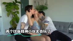 两个纹身精神小伙太会玩了