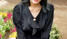 免提振动器在美丽的屁股上旋转螺旋桨！素人女孩一边被操一边和男友打电话！凉宫光