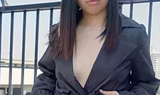 她外套下赤身裸体！水木绘里奈