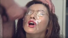 小日本超变态重口味眼镜骚女激情爆操大量颜射吞精超多人射一身一头精沐浴精液