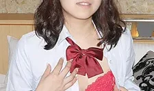 当我穿着制服时 – 当我还是一名学生时，我的朋友偷看我做爱，我感到非常兴奋。齐藤富美