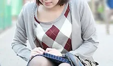 我会把我的阴户给你，作为你打破你手机的回报。由纪惠