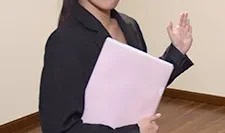 我在一家房地产中介工作，努力争取合同。伊藤理沙