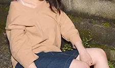 我带着睡在路边的女儿回酒店。小岛光