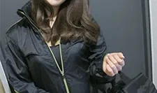 我用勃起的鸡巴摩擦着便当外卖店的那位女士。青叶春菜