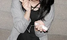 我的第一次自慰是一个一年级的女孩，她习惯了自慰，正在监视最新的成人玩具。林佐藤子