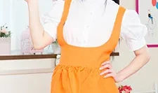 我穿着家庭餐馆的服装被操了。崎田凛