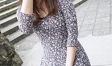 我迎合了她的感受并抱起了她，她让我和她发生了性关系。白石由里