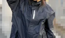 我遇见了一个睡在后巷的背包客女孩。绫濑由依