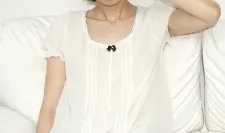 由于工作失误，片场广告承担责任，突然出现在现场。七濑继