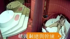 眼镜副总与干练短发女策划开房搞破鞋战斗力很生猛把美女策划肏到高潮尖叫