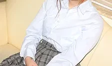 穿制服的时候～学生时代就已经体验过3P了～上田夏美