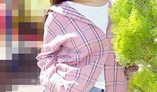 素人戴眼镜 – 一个戴眼镜的大胸女孩跨坐在马桶上，想要一根鸡巴。山口理绪