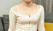 素人素颜——一个顽皮的女孩，矫正了牙齿，拥有一张令人难以置信的婴儿脸。田冈仁美