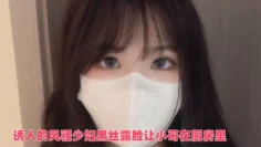 诱人的风骚少妇黑丝露脸让小哥在厨房里草，深喉口交大鸡巴