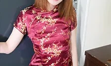 身着旗袍、戴着转子、充满乐趣的人气宅配健康女孩。川田由里