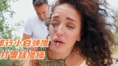 銀行小白領邊打電話邊操