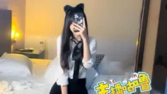 黑丝秘书 服务老板和他的朋友们 三根肉棒都要服务不过来了 VIVIQIN